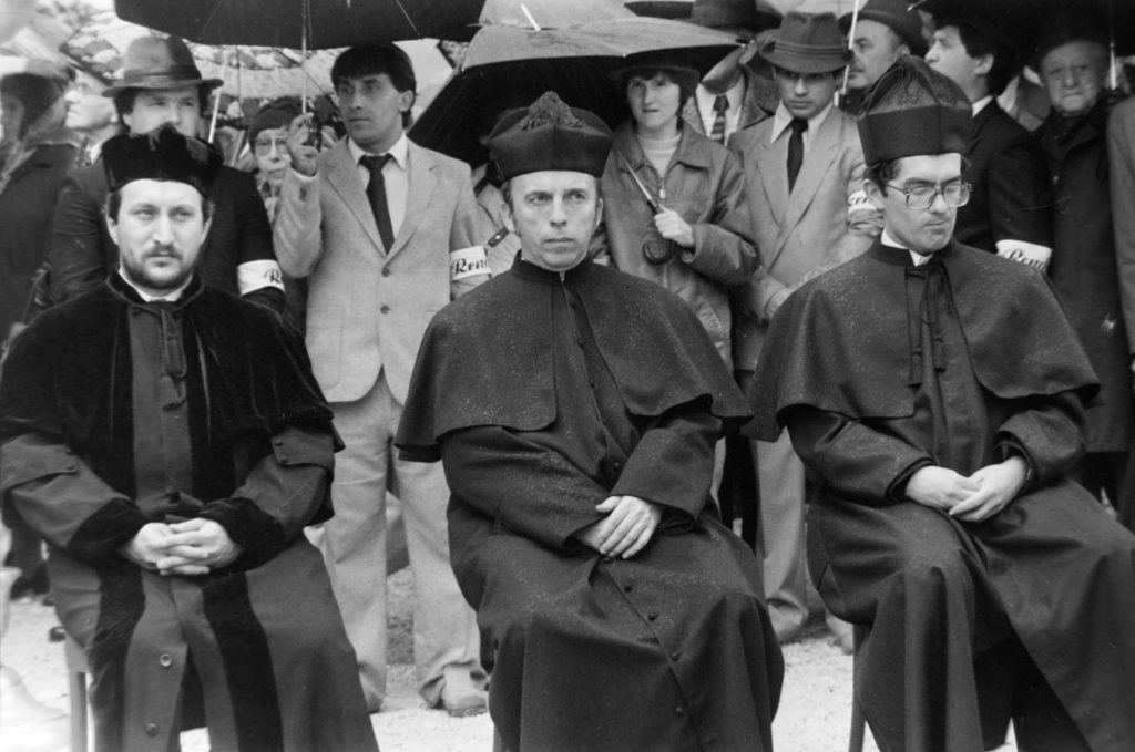 Kozma utcai izraelita temető, gyászistentisztelet a magyar zsidóság deportálásának 40. évfordulóján, 1984. május 13-án. Kardos Péter középen (Fortepan 194542)